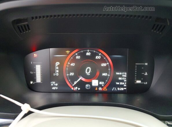 YV4A22RKXJ1010994 2018 VOLVO XC60 White Widok zestawu wskaźników
