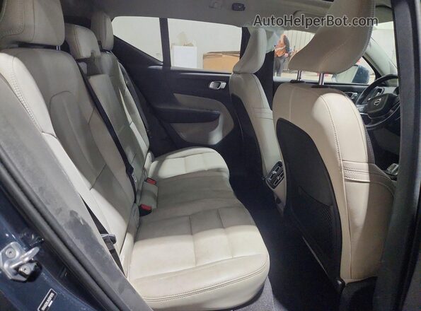 YV4AC2HL2K2071775 2019 VOLVO XC40 Gray Rear interior view