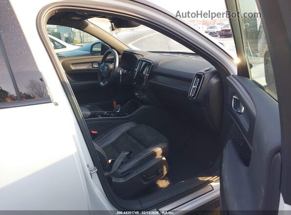 YV4AC2HM2N2642873 2022 VOLVO XC40 White Սալոնի դիմացի տեսք