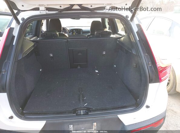 YV4AC2HM2N2642873 2022 VOLVO XC40 White 