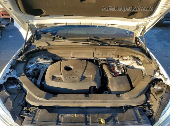 YV4BR0DM5J1079718 2018 VOLVO XC60 White Vista de los asientos traseros