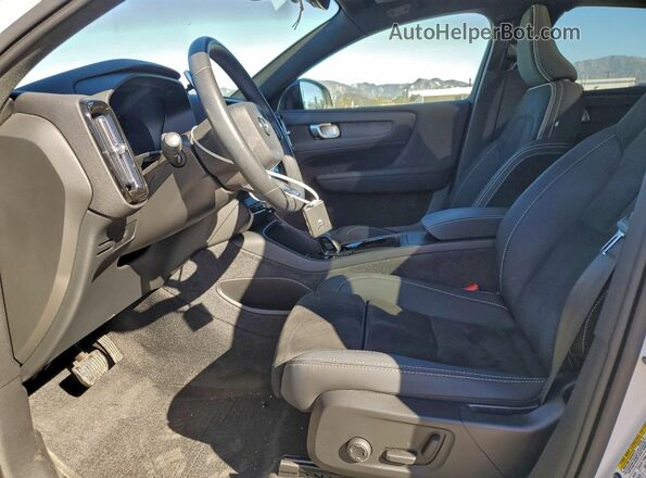 YV4ED3GL7P2055018 2023 VOLVO C40 White წინა სალონის ხედი