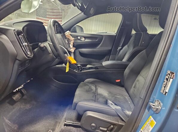 YV4ED3GM2P2047563 2023 VOLVO C40 Blue Vista interior delantera