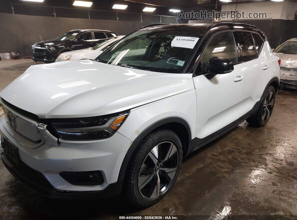 YV4ED3UR0M2553467 2021 VOLVO XC40 RECHARGE PURE ELECTRIC White Front left
