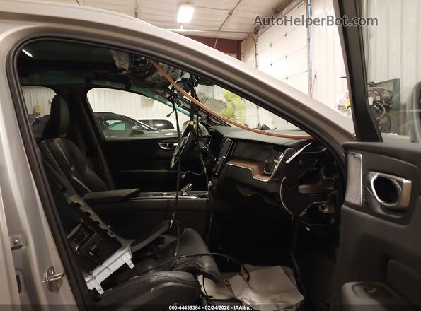 YV4H60DA7P1331776 2023 VOLVO XC60 RECHARGE PLUG-IN HYBRID Серебряный Вид салона спереди