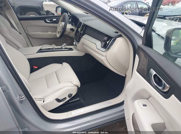 YV4H60RM7S1138667 2025 VOLVO XC60 PLUG-IN HYBRID Gray Widok wnętrza z przodu