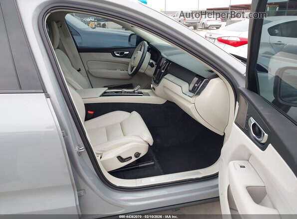 YV4L12RM7R1939355 2024 VOLVO XC60 Серый Вид салона спереди