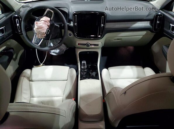 YV4L12UC4S2592811 2025 VOLVO XC40 Gray Widok deski rozdzielczej