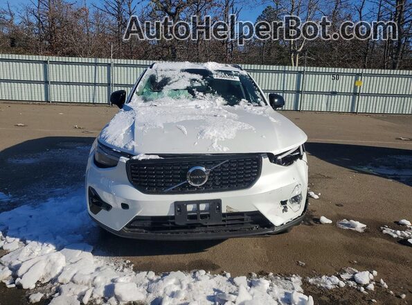 YV4L12UC8S2472302 2025 VOLVO XC40 White Vista frontal