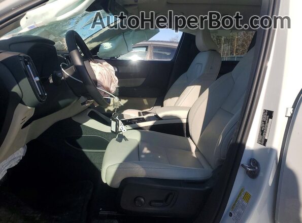 YV4L12UC8S2472302 2025 VOLVO XC40 White Vista interior delantera