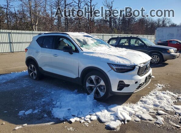 YV4L12UC8S2472302 2025 VOLVO XC40 White Delantero derecho