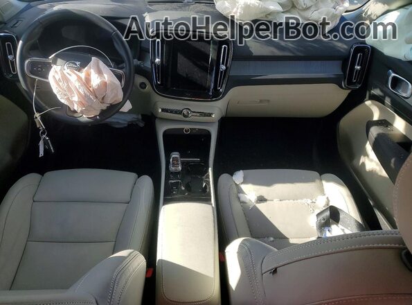 YV4L12UC8S2472302 2025 VOLVO XC40 White Vista del salpicadero