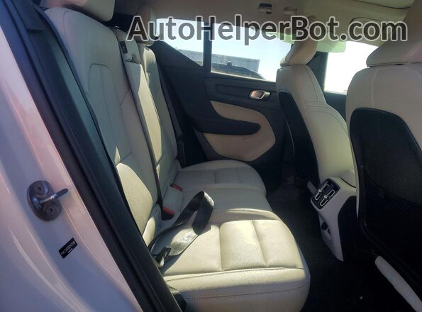YV4L12UC8S2472302 2025 VOLVO XC40 White Vista interior trasera