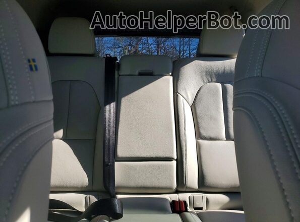 YV4L12UC8S2472302 2025 VOLVO XC40 White Vista de los asientos traseros