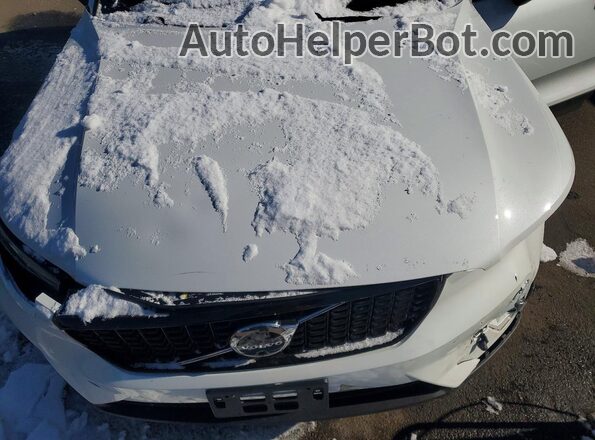 YV4L12UC8S2472302 2025 VOLVO XC40 White Vista del compartimento del motor