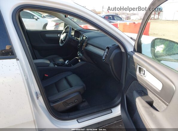 YV4L12UM4S2517311 2025 VOLVO XC40 White Սալոնի դիմացի տեսք