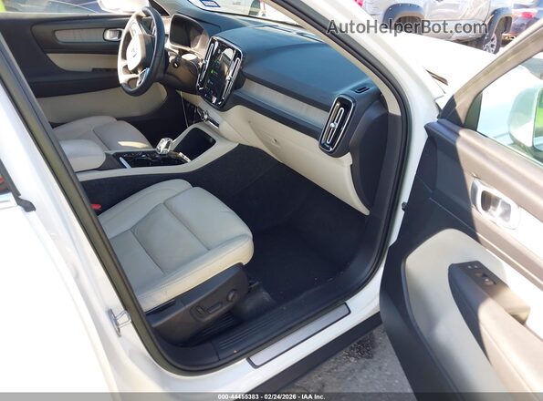 YV4L12UN0P2913770 2023 VOLVO XC40 White წინა სალონის ხედი