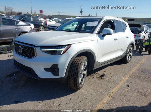 YV4L12UN0P2913770 2023 VOLVO XC40 White წინა მარცხენა ხედი სამი მეოთხედიდან