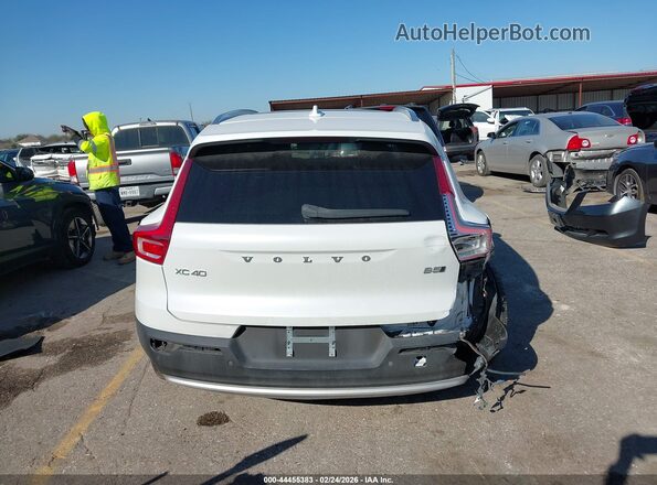 YV4L12UN0P2913770 2023 VOLVO XC40 White 
