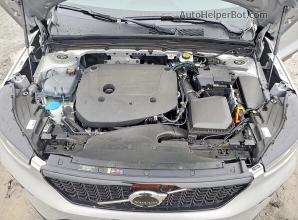 YV4L12UW5P2099379 2023 VOLVO XC40 Silver Widok komory silnika