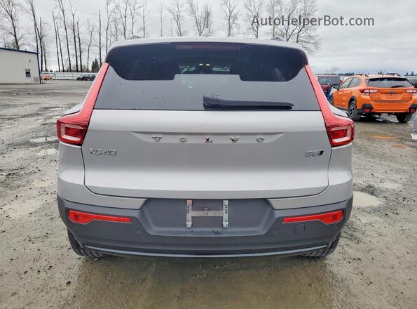YV4L12UW5P2099379 2023 VOLVO XC40 Silver Widok z tyłu