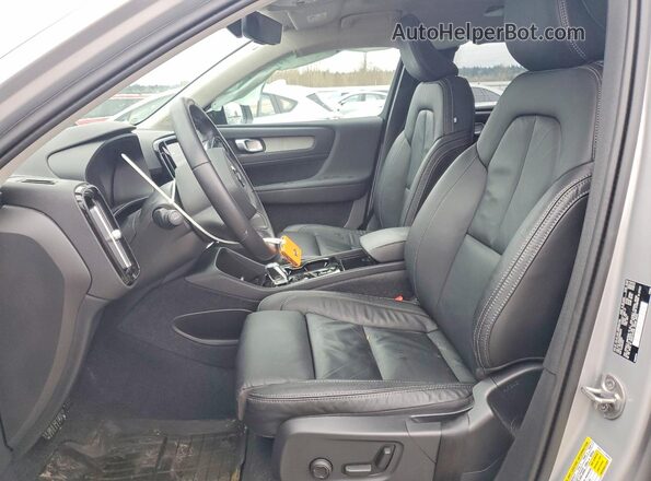 YV4L12UW5P2099379 2023 VOLVO XC40 Silver Widok wnętrza z przodu