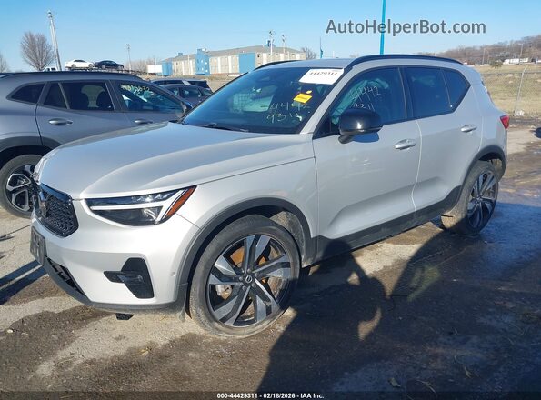 YV4L12UX0P2075032 2023 VOLVO XC40 Silver Przód lewy