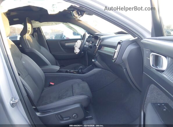 YV4L12UX0P2075032 2023 VOLVO XC40 Silver Widok wnętrza z przodu