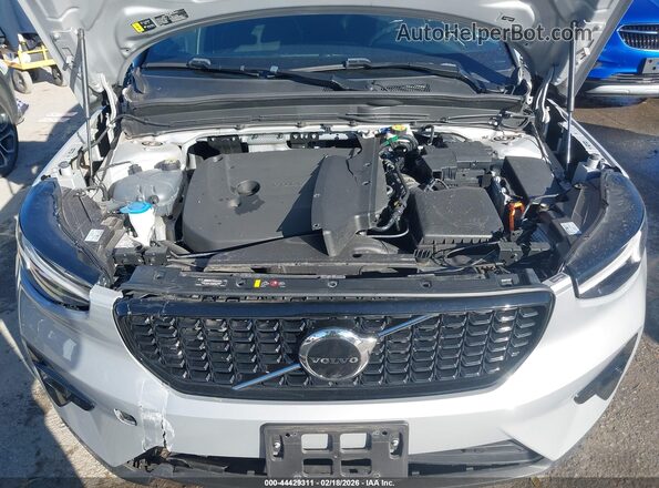 YV4L12UX0P2075032 2023 VOLVO XC40 Silver Widok z tyłu
