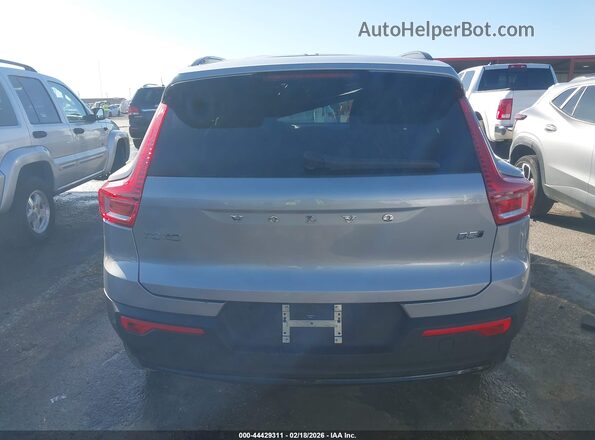 YV4L12UX0P2075032 2023 VOLVO XC40 Silver 