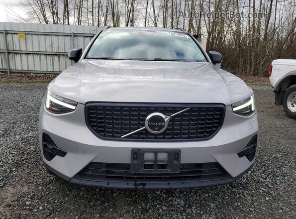 YV4L12UX2P2002969 2023 VOLVO XC40 Silver Vista frontal