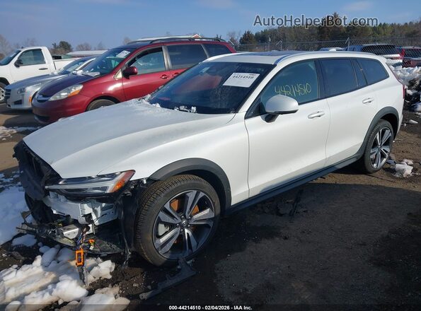 YV4L12WK2S2149836 2025 VOLVO V60 CROSS COUNTRY White წინა მარცხენა ხედი სამი მეოთხედიდან