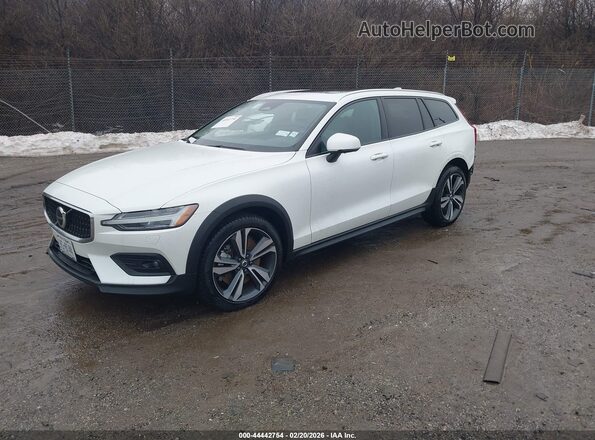 YV4L12WK3S2148923 2025 VOLVO V60 CROSS COUNTRY White წინა მარცხენა ხედი სამი მეოთხედიდან