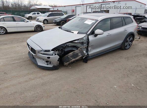 YV4L12WK6S2149595 2025 VOLVO V60 CROSS COUNTRY Silver წინა მარცხენა ხედი სამი მეოთხედიდან