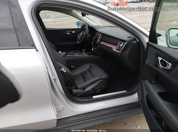 YV4L12WK6S2149595 2025 VOLVO V60 CROSS COUNTRY Silver წინა სალონის ხედი