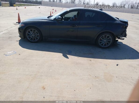 ZARFAMAN3N7655489 2022 ALFA ROMEO GIULIA Black სალონის 360-გრადუსიანი ხედი