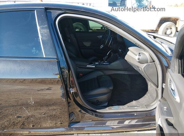 ZARFANBN5P7668901 2023 ALFA ROMEO GIULIA Black Vista interior delantera