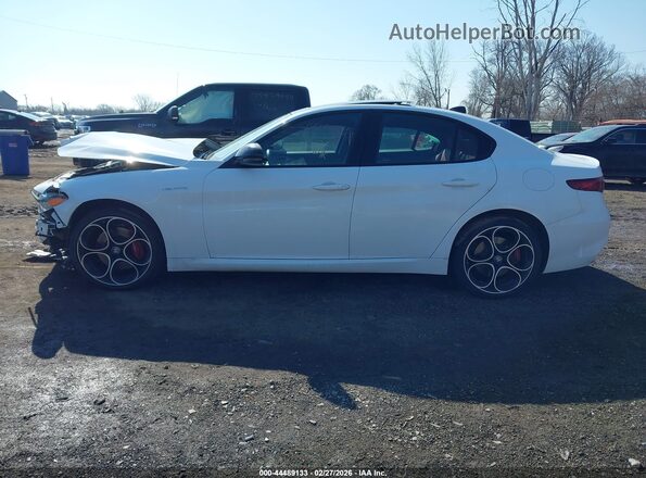 ZARFANBNXP7675181 2023 ALFA ROMEO GIULIA White 360 interior view