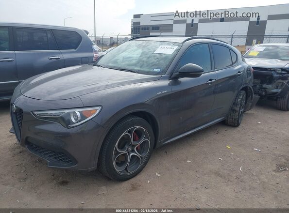 ZASPAKBN1P7D54084 2023 ALFA ROMEO STELVIO Gray Vista tres cuartos delantera izquierda