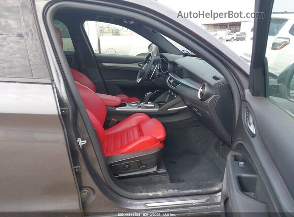 ZASPAKBN1P7D54084 2023 ALFA ROMEO STELVIO Gray Vista interior delantera