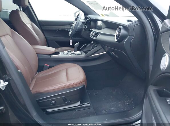 ZASPAKBN3P7D58394 2023 ALFA ROMEO STELVIO Gray Вид салону спереду