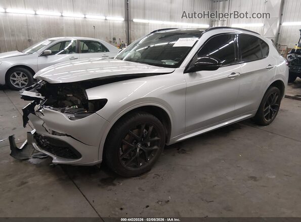 ZASPAKBNXM7D18339 2021 ALFA ROMEO STELVIO Silver Vista tres cuartos delantera izquierda
