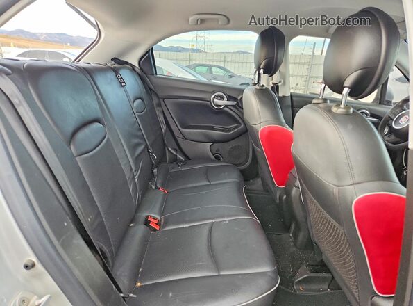 ZFBCFYDT7GP440087 2016 FIAT 500X Silver Widok wnętrza z tyłu