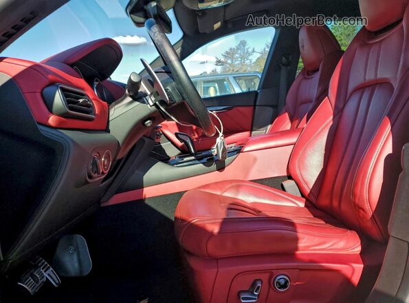 ZN661XUS2MX372947 2021 MASERATI LEVANTE White Front interior view