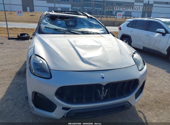ZN682AVM4P7433772 2023 MASERATI GRECALE Light Blue Widok komory silnika