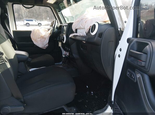 1C4BJWDG6GL309948 2016 JEEP WRANGLER UNLIMITED White Front interior view
