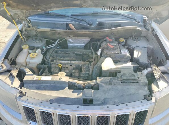 1C4NJCBA2HD131056 2017 JEEP COMPASS Silver Widok wnętrza z tyłu
