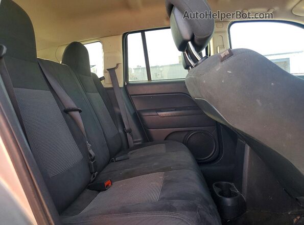 1C4NJCBA2HD131056 2017 JEEP COMPASS Silver Widok tylnych siedzeń