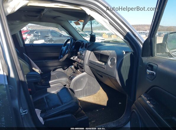 1C4NJPFA2GD612330 2016 JEEP PATRIOT Silver Front interior view