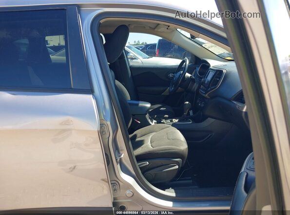 1C4PJLCB0JD553588 2018 JEEP CHEROKEE Серый Вид салона спереди